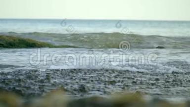 <strong>小小</strong>的海浪在石滩上翻滚，自然，海<strong>元素</strong>，安抚，休息。 慢动作